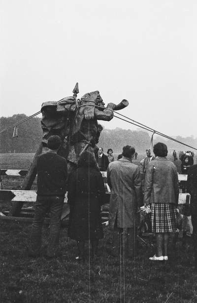 Z Błoń na Plac Matejki transportował Jagiełłę radziecki śmigłowiec - zdjęcie 5