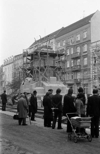 Z Błoń na Plac Matejki transportował Jagiełłę radziecki śmigłowiec - zdjęcie 9