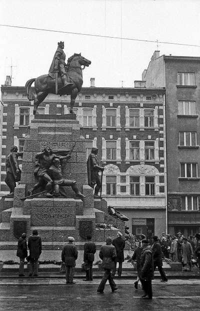 Z Błoń na Plac Matejki transportował Jagiełłę radziecki śmigłowiec - zdjęcie 20