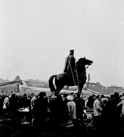 Z Błoń na Plac Matejki transportował Jagiełłę radziecki śmigłowiec - zdjęcie 1
