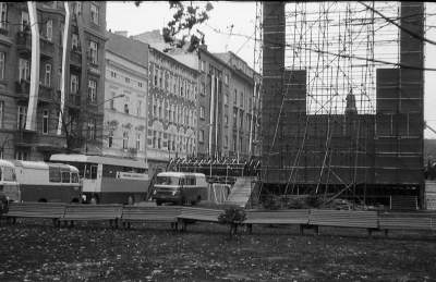 Z Błoń na Plac Matejki transportował Jagiełłę radziecki śmigłowiec - zdjęcie 13