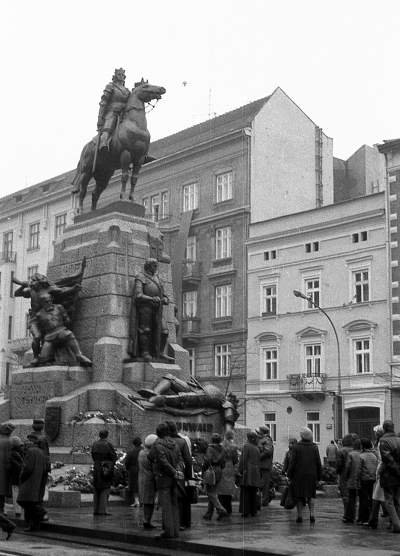 Z Błoń na Plac Matejki transportował Jagiełłę radziecki śmigłowiec - zdjęcie 19
