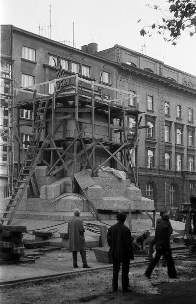 Z Błoń na Plac Matejki transportował Jagiełłę radziecki śmigłowiec - zdjęcie 10
