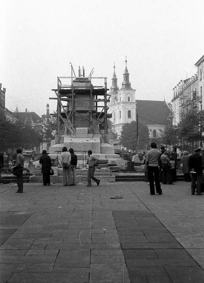 Z Błoń na Plac Matejki transportował Jagiełłę radziecki śmigłowiec - zdjęcie 11