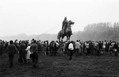 Z Błoń na Plac Matejki transportował Jagiełłę radziecki śmigłowiec - zdjęcie 4