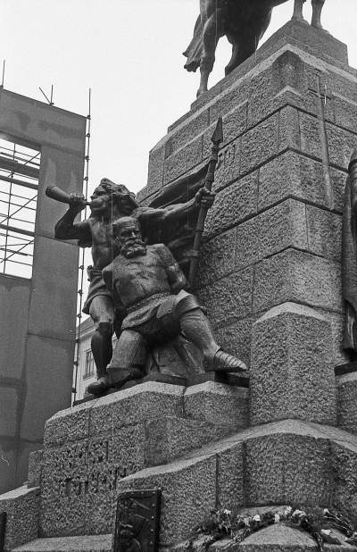 Z Błoń na Plac Matejki transportował Jagiełłę radziecki śmigłowiec - zdjęcie 12