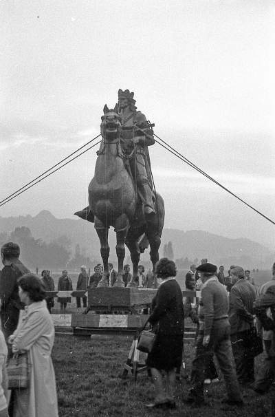 Z Błoń na Plac Matejki transportował Jagiełłę radziecki śmigłowiec - zdjęcie 7