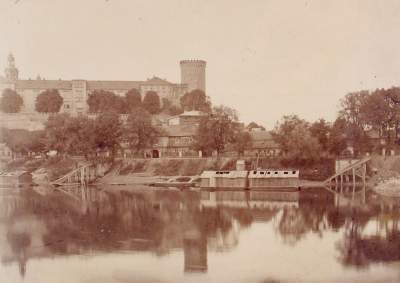 Łazienki kąpielowe pod Wawelem, powyżej Rybaki (wyburzone w 1914 r.)