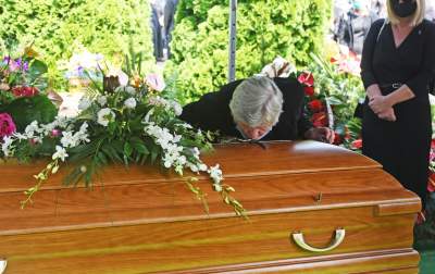 Pogrzeb profesora Ziejki. Nie wszyscy mogli wziąć udział w pożegnaniu... - zdjęcie 12