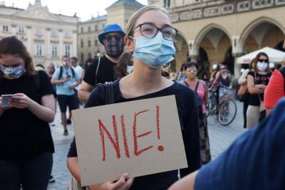 Protest kobiet w Krakowie: "Nie chcemy programu "Wpi**dol plus" - zdjęcie 12