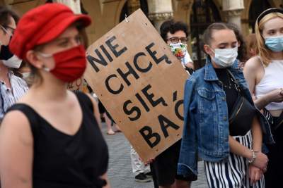 Protest kobiet w Krakowie: "Nie chcemy programu "Wpi**dol plus" - zdjęcie 28