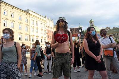 Protest kobiet w Krakowie: "Nie chcemy programu "Wpi**dol plus" - zdjęcie 23