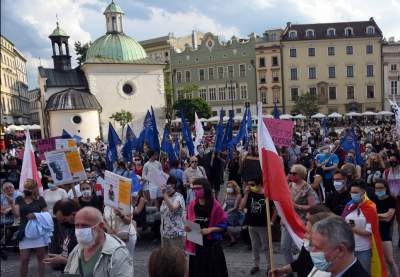 Protest kobiet w Krakowie: "Nie chcemy programu "Wpi**dol plus" - zdjęcie 29