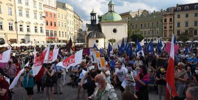 Protest kobiet w Krakowie: "Nie chcemy programu "Wpi**dol plus" - zdjęcie 30