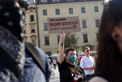 Protest kobiet w Krakowie: "Nie chcemy programu "Wpi**dol plus" - zdjęcie 10