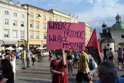 Protest kobiet w Krakowie: "Nie chcemy programu "Wpi**dol plus" - zdjęcie 3