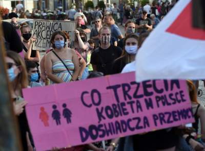 Protest kobiet w Krakowie: "Nie chcemy programu "Wpi**dol plus" - zdjęcie 17