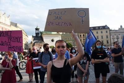 Protest kobiet w Krakowie: "Nie chcemy programu "Wpi**dol plus" - zdjęcie 8