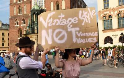 Protest kobiet w Krakowie: "Nie chcemy programu "Wpi**dol plus" - zdjęcie 32