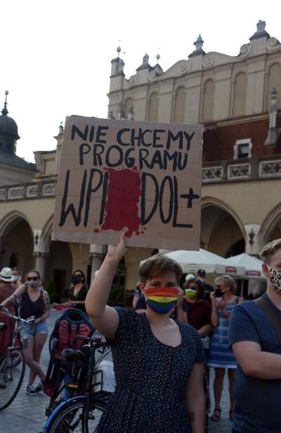 Protest kobiet w Krakowie: "Nie chcemy programu "Wpi**dol plus" - zdjęcie 5