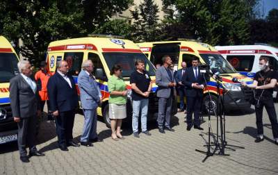 Przekazanie nowych karetek: a gdzie maseczki i dystans społeczny? - zdjęcie 2