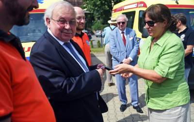 Przekazanie nowych karetek: a gdzie maseczki i dystans społeczny? - zdjęcie 9