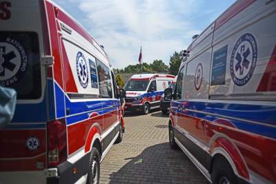 Przekazanie nowych karetek: a gdzie maseczki i dystans społeczny? - zdjęcie 3