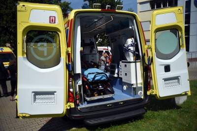 Przekazanie nowych karetek: a gdzie maseczki i dystans społeczny? - zdjęcie 1