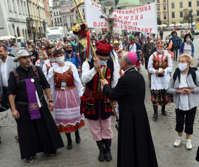 Pozdrawiając metropolita zachował dystans. Pielgrzymka w czasie pandemii - zdjęcie 4