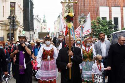 Pozdrawiając metropolita zachował dystans. Pielgrzymka w czasie pandemii - zdjęcie 2