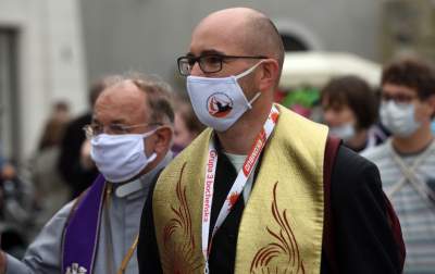 Pozdrawiając metropolita zachował dystans. Pielgrzymka w czasie pandemii - zdjęcie 6