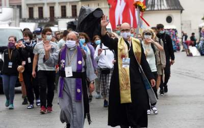 Pozdrawiając metropolita zachował dystans. Pielgrzymka w czasie pandemii - zdjęcie 8