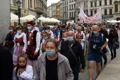 Pozdrawiając metropolita zachował dystans. Pielgrzymka w czasie pandemii - zdjęcie 3