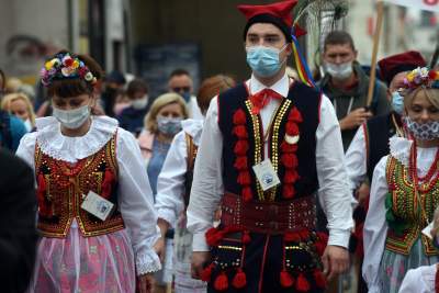 Pozdrawiając metropolita zachował dystans. Pielgrzymka w czasie pandemii - zdjęcie 1