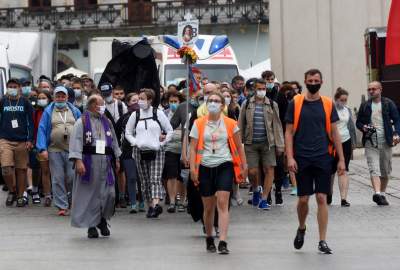 Pozdrawiając metropolita zachował dystans. Pielgrzymka w czasie pandemii - zdjęcie 5