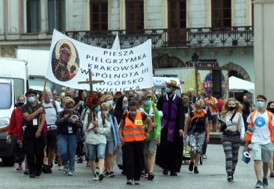 Pozdrawiając metropolita zachował dystans. Pielgrzymka w czasie pandemii - zdjęcie 10