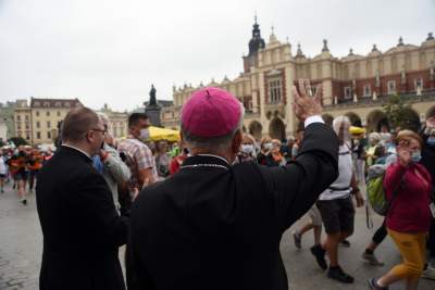 Pozdrawiając metropolita zachował dystans. Pielgrzymka w czasie pandemii - zdjęcie 12