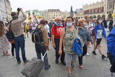 Pozdrawiając metropolita zachował dystans. Pielgrzymka w czasie pandemii - zdjęcie 17