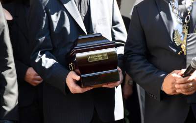 Ewa Demarczyk spoczęła na Cmentarzu Rakowickim obok przyjaciół z Piwnicy pod Baranami - zdjęcie 12