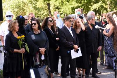 Ewa Demarczyk spoczęła na Cmentarzu Rakowickim obok przyjaciół z Piwnicy pod Baranami - zdjęcie 15