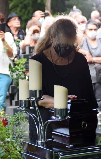 Ewa Demarczyk spoczęła na Cmentarzu Rakowickim obok przyjaciół z Piwnicy pod Baranami - zdjęcie 23