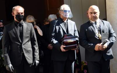 Ewa Demarczyk spoczęła na Cmentarzu Rakowickim obok przyjaciół z Piwnicy pod Baranami - zdjęcie 10