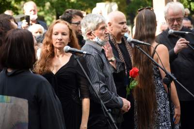 Ewa Demarczyk spoczęła na Cmentarzu Rakowickim obok przyjaciół z Piwnicy pod Baranami - zdjęcie 26