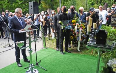 Ewa Demarczyk spoczęła na Cmentarzu Rakowickim obok przyjaciół z Piwnicy pod Baranami - zdjęcie 20