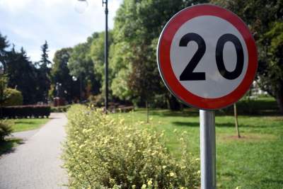 Znaki drogowe dla dzieci w parku Św. Wincentego a'Paolo