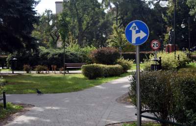 Znaki drogowe dla dzieci w parku Św. Wincentego a'Paolo