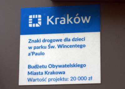 Znaki drogowe dla dzieci w parku Św. Wincentego a'Paolo