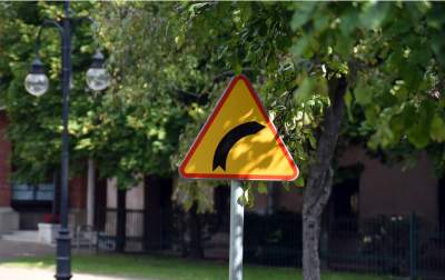 Znaki drogowe dla dzieci w parku Św. Wincentego a'Paolo