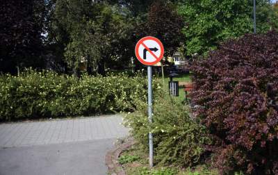 Znaki drogowe dla dzieci w parku Św. Wincentego a'Paolo