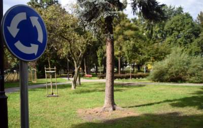 Znaki drogowe dla dzieci w parku Św. Wincentego a'Paolo